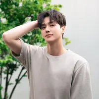 Song Kang berpose keren dengan model rambut comma hair. Aktor yang mendapat julukan pemuja kupu-kupu ini terlihat menawan meski dengan rambut yang sedikit berantakan. (Instagram/@songkang_b)