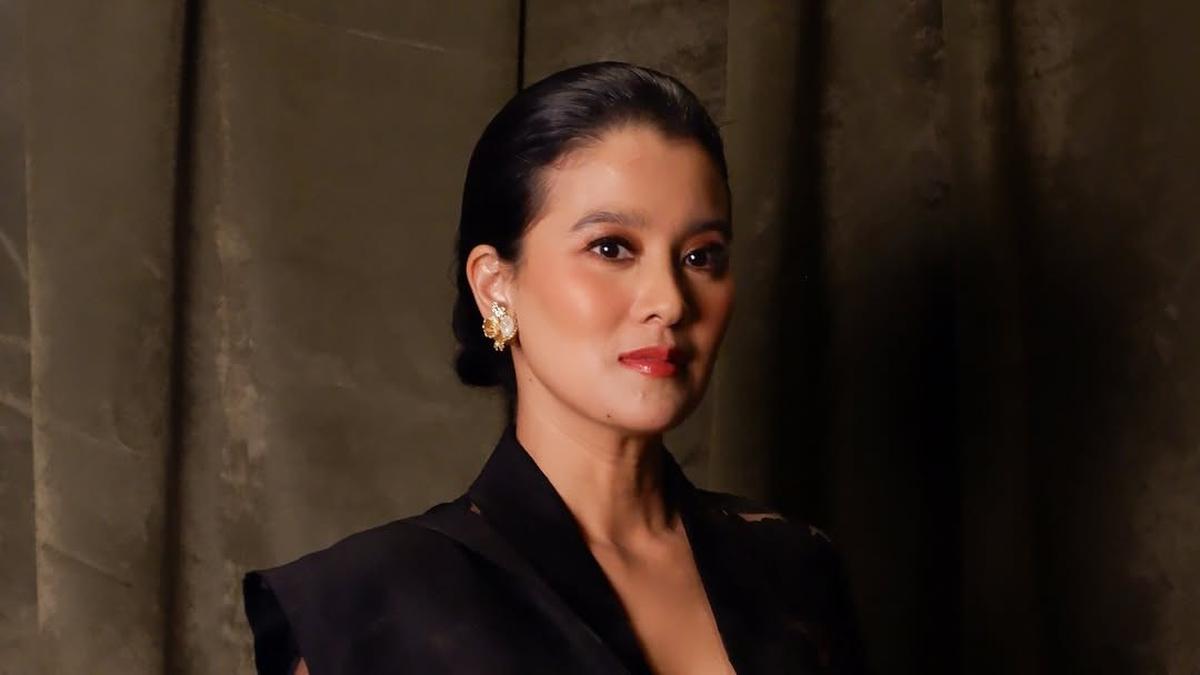 6 Potret Marcella Zalianty Pancarkan Pesona Kartini Masa Kini Dibalut Kebaya Hitam di Pameran Kain Seribu Pulau