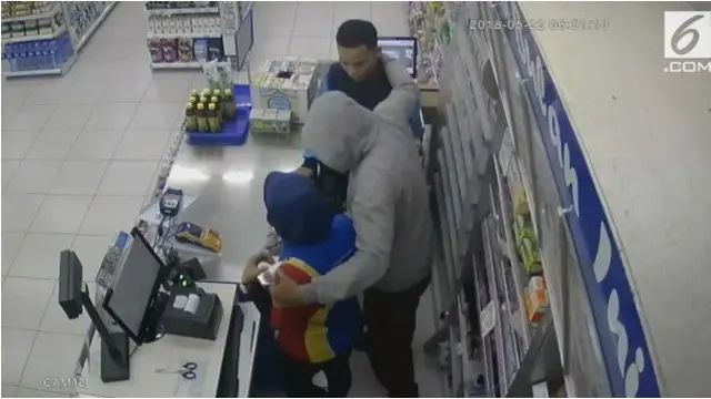 VIDEO: Perampokan Minimarket Gunakan Senjata Tajam Terekam CCTV