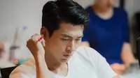 Meski sering terlihat menggunakan jaket, namun, penampilan Hyun Bin saat menggunakan kaus juga berhasil mencuri perhatian. Kaus putih polos dengan model V-neck satu ini pun hanya memiliki detail pada kantung saku di bagian depan. (Liputan6.com/IG/@vast.ent)