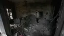 Sebelumnya, militer Israel telah mengumumkan akan memperluas serangan darat dan udara terhadap kelompok milisi Hizbullah di Lebanon. Tampak dalam foto, seorang pria memeriksa apartemennya di lokasi bangunan yang hancur akibat serangan udara Israel di kota pelabuhan Tyre, Lebanon selatan, Kamis, 26 Maret 2026. (AP Photo/Hussein Malla)