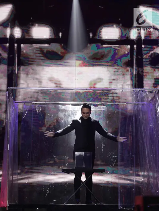 Demian saat melakukan aksi sulap dalam acara SCTV Music Awards 2018 di Studio 6 Emtek, Jakarta, Jumat (27/4). Aksi sulap dari demian berhasil membuat tegang penonton. (Liputan6.com/Faizal Fanani)