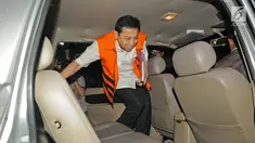 Terdakwa kasus korupsi KTP Elektronik Setya Novanto memasuki mobil bersiap meninggalkan Gedung KPK usai menjalani pemeriksaan, Jakarta, Selasa (30/1). (Liputan6.com/Herman Zakharia)