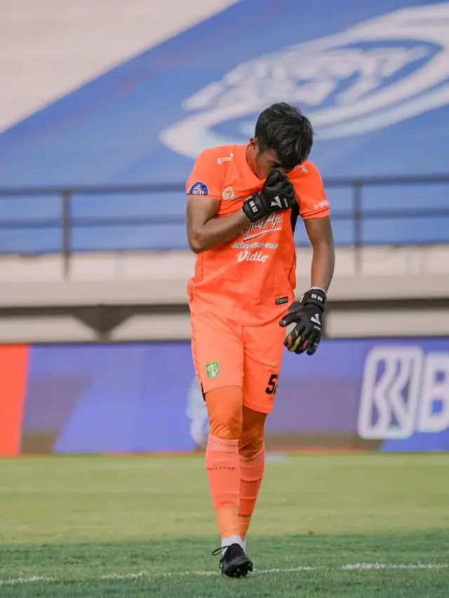5 Potret Andhika Ramadhani, Kiper Persebaya yang Tuai Pujian saat Lawan Persikabo 1973