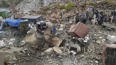 Petugas penyelamat dan sukarelawan mencari korban yang selamat setelah tanah longsor di dekat kota perbatasan Torkham, Pakistan, Selasa (18/4/2023). (AP Photo/Muhammad Sajjad)