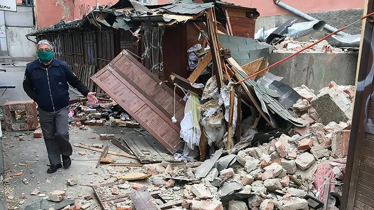 Gempa bumi merusak bangunan, mengubur kendaraan di reruntuhan dan menyebabkan beberapa kebakaran. (AP/Arsip)