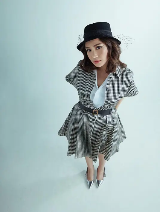 Nagita Slavina, salah satu orang yang tidak instan sukses di dunia hiburan. Bisa sampai di tahap ini, perempuan yang akrab disapa Gigi ini juga punya cerita di masa lalu. Hal ini diungkapkannya saat menjadi bintang tamu di YouTube Putri Tanjung. (Instagram/raffinagita1717)