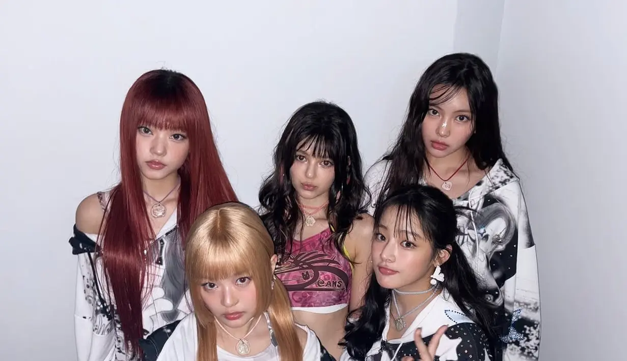 Pesona khas idol dari NewJeans terpancar jelas dari gaya rambut dan outfit print multi motif [@newjeans_official]