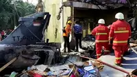 Pesawat tempur TNI AU jenis Hawk TT-0209 jatuh di Perumahan Sialang Indah, Desa Kubang Jaya, Kabupaten Kampar, Riau. (Liputan6.com/ M Syukur)