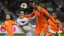 Striker Belanda, Vincent Janssen, berebut bola dengan bek Belarusia, Sergei Politevich, pada laga kualifikasi Piala Dunia 2018 di Stadion Borisov Arena, Borisov, Sabtu (7/10/2017). Belarusia kalah 1-3 dari Belanda. (AP/Sergei Grits)