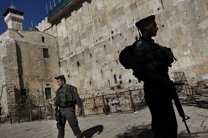 Polisi Israel berjaga di dekat Gua Para Leluhur dan Masjid Ibrahimi yang lokasinya berdekatan (AP Photo/Bernat Armangue, File)