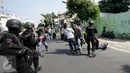 Pasukan Brimob Polda DIY mengamankan sejumlah warga Papua yang melakukan demonstrasi di depan Asrama Mahasiswa Papua di Yogyakarta, Jumat (15/7). Mereka menggelar aksi menuntut kemerdekaan Papua. (Liputan6.com/Boy Harjanto)