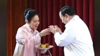 Prabowo Subianto Beri Potongan Tumpeng pada Titiek Soeharto di Perayaan Ultah, Sempat Canggung Saat Salaman