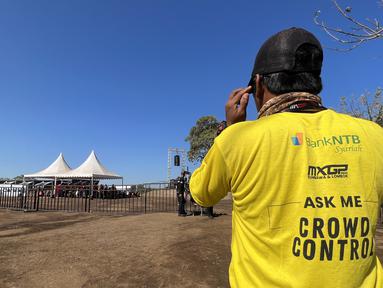 Sirkuit Samota, Sumbawa, NTB, akan menjadi venue balapan seri ke-10 MXGP 2023 selama dua hari mulai 24 hingga 25 Juni 2023. Berbagai persiapan pun telah rampung dilakukan dan berikut ini adalah gambaran kondisi sirkuit Samota terkini pada Sabtu (24/6/2023) pagi, hanya beberapa jam menjelang balapan hari pertama dimulai. (Bola.com/Wiwig Prayugi)