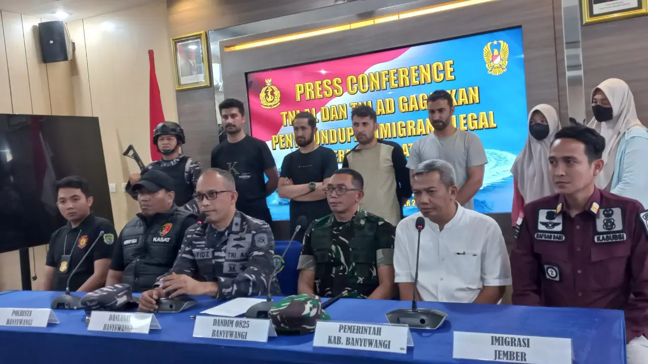 Danlanal Banyuwangi, Letkol Laut (P) Hafidz (Tengah) memberikan keterangan kasus penyelundupan  WNA Pakistan di Australia (Istimewa)