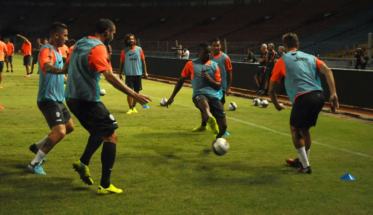 Pemain belakang Juventus, Patrice Evra (tengah), ikut berlatih bersama di Stadion GBK Jakarta, (5/8/2014), jelang berlaga melawan ISL All Stars. (Liputan6.com/Helmi Fithriansyah)