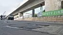 Jalanan rusak di kawasan Kelapa Gading, Jakarta, Rabu (5/9). Permasalahan jalan rusak dan berlubang di kawasan tersebut hingga kini belum juga teratasi. (Merdeka.com/Iqbal S. Nugroho)