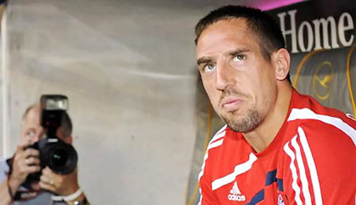 Gelandang Bayern Muenchen, Franck Ribery di bangku cadangan di laga Bundesliga antara Bayern Muenchen vs Werder Bremen pada 15 Agustus 2009. AFP PHOTO/JOERG KOCH