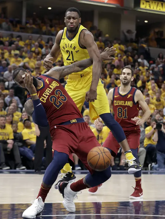 Aksi pemain Pacers, Thaddeus Young (21) menghalau bola tembakan pemain Cavaliers, LeBron James (23) pada game keenam playoffs NBA basketball di Bankers Life Fieldhouse, Indianapolis, (27/4/2018). Pacers menang 121-87. (AP/Darron Cummings)