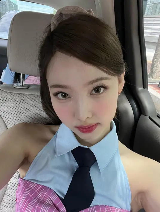 Tak hanya bersuara merdu, paras cantik Nayeon juga membuat penggemar terpesona. (FOTO: instagram.com/nayeonyny/)