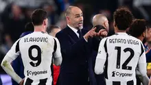 Pelatih baru Juventus, Igor Tudor, memberikan arahan kepada Dusan Vlahovic dan Renato Veiga, saat melawan Genoa, pada laga Liga Italia, di Allianz Stadium, Turin, Minggu (30/3/2025) dini hari WIB. (AFP/Marco Bertorello)
