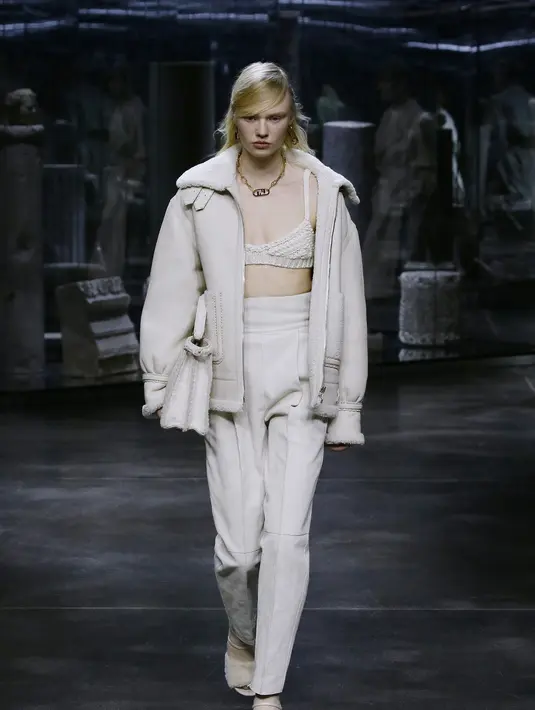 Koleksi terbaru FENDI ini membuktikan bahwa kegembiraan tidak selalu berasal dari warna-warna yang cerah, namun juga pakaian yang dapat menerjemahkan feminitas melalui desain yang sangat mewah. Foto: Document/FENDI.