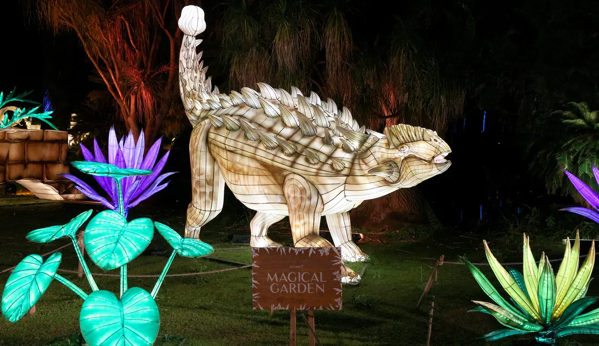 Foto yang diabadikan pada 28 Desember 2020 ini menunjukkan instalasi cahaya dalam sebuah pertunjukan lentera bertajuk "Taman Ajaib" di Tropical Botanical Garden di Lisbon, Portugal. Perhelatan itu akan berlangsung hingga 10 Januari 2021 mendatang. (Xinhua/Pedro Fiuza)