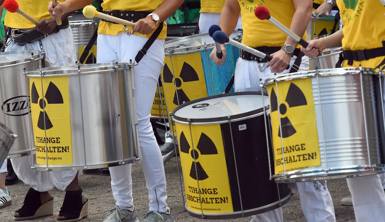 Demonstran ambil bagian dalam aksi menuntut penutupan reaktor nuklir  Belgia yang sudah menua di Aachen, Jerman barat, 25 Juni 2017. Ribuan orang membentuk rantai manusia melintasi wilayah tiga negara, Jerman, Belgia dan Belanda. (Henning Kaiser/dpa/AFP)