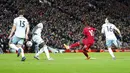 Pemain Liverpool Sadio Mane (kedua kanan) menendang bola melewati pemain West Ham United Kurt Zouma (kedua kiri) pada pertandingan sepak bola Liga Inggris di Stadion Anfield, Liverpool, Inggris, 5 Maret 2022. Liverpool menang 1-0. (AP Photo/Jon Super)