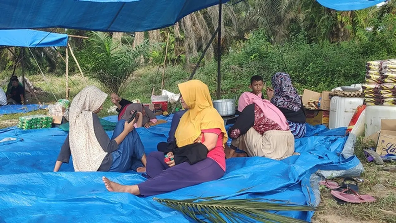Masyarakat petani plasma di Desa Gondai, Kabupaten Pelalawan, mendirikan tenda untuk menjaga lahannya agar tak dieksekusi.