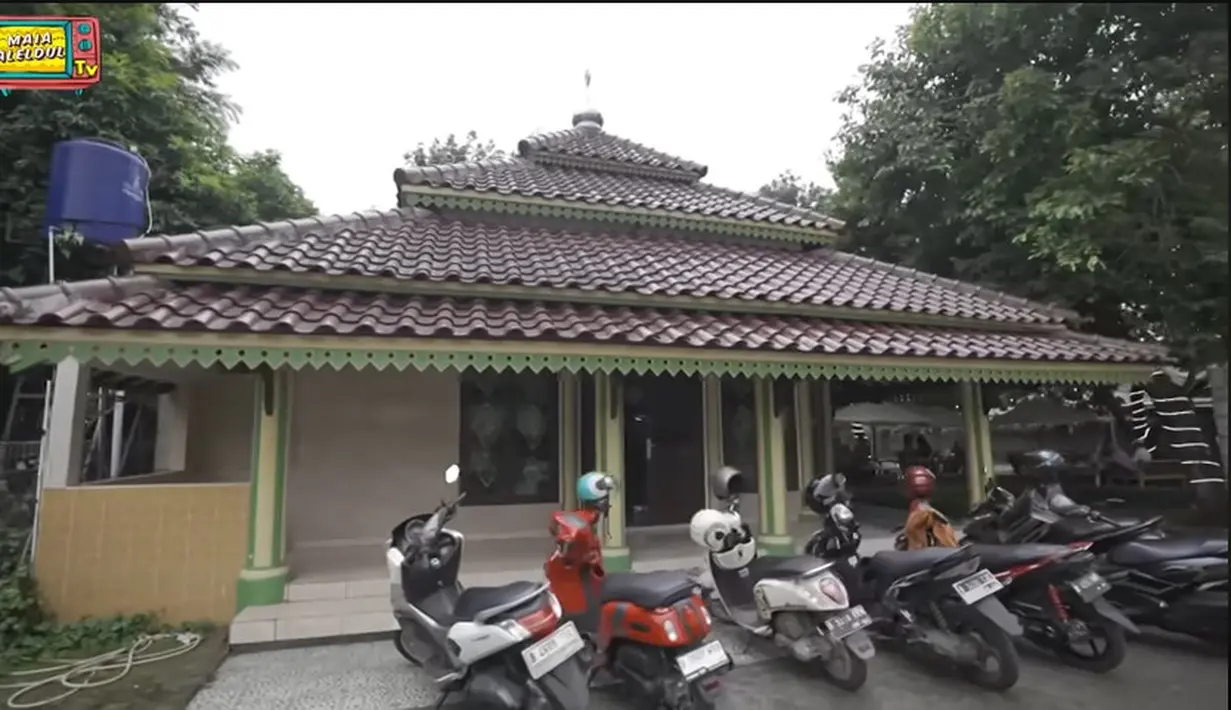 Selain beberapa bangunan, rumah yang memiliki halaman yang sangat luas ini juga berdiri mushola yang cukup besar. [Youtube/MAIA ALELDUL TV]