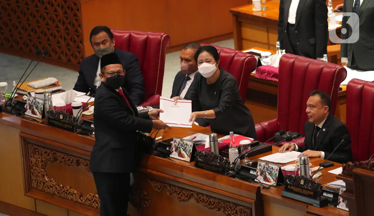 Menteri Dalam Negeri Tito Karnavian menyerahkan berkas laporan Pemerintah terkait tiga Rancangan Undang-Undang (RUU) Pemekaran Provinsi Papua kepada Ketua DPR RI Puan Maharani dalam rapat paripurna ke-26 masa persidangan V tahun 2021-2022 di Kompleks Parlemen, Senayan, Jakarta, Kamis, (30/6/2022). (Liputan6.com/Angga Yuniar)