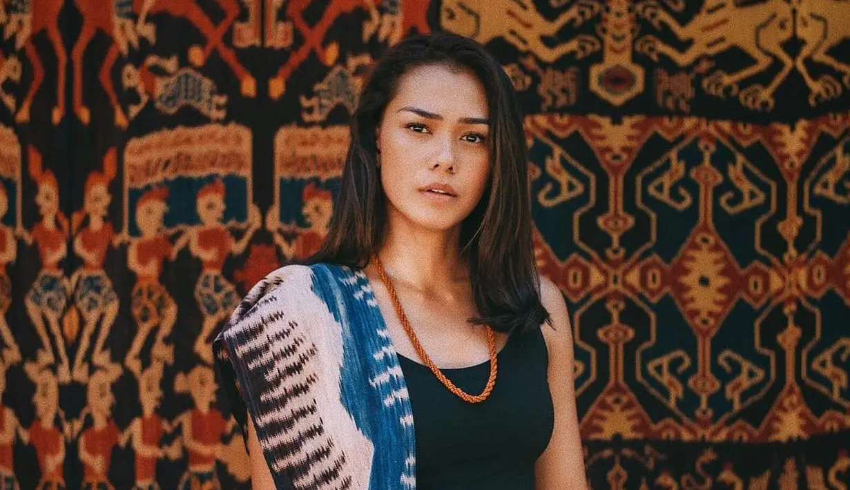 Hampir di setiap penampilannya, Adinia Wirasti tampil dengan kain tradisional khas Indonesia. (foto: instagram.com/adiniawrst)