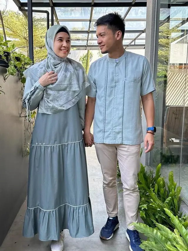 Dhini Aminarti Konsisten Kenakan Kerudung Panjang. [@dhiniaminarti]