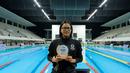 Perenang DKI Jakarta, Adelia Chantika berpose dengan memegang penghargaan perenang putri terbaik KU 2 (Kelompok Umur 2) dalam Kejuaraan Nasional Akuatik Indonesia 2026 di Stadion Akuatik Gelora Bung Karno, Senayan, Jakarta, Jumat (01/05/2026). (Bola.com/Bagaskara Lazuardi)