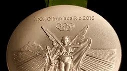 Medali perak Olimpiade 2016 saat diluncurkan di Rio de Janeiro, Brasil (14/6). Menurut penyelenggara, medali tersebut di desain berdasarkan kekuatan alam dan mewakili kekuatan pahlawan Olimpiade. (REUTERS/ Sergio Moraes)