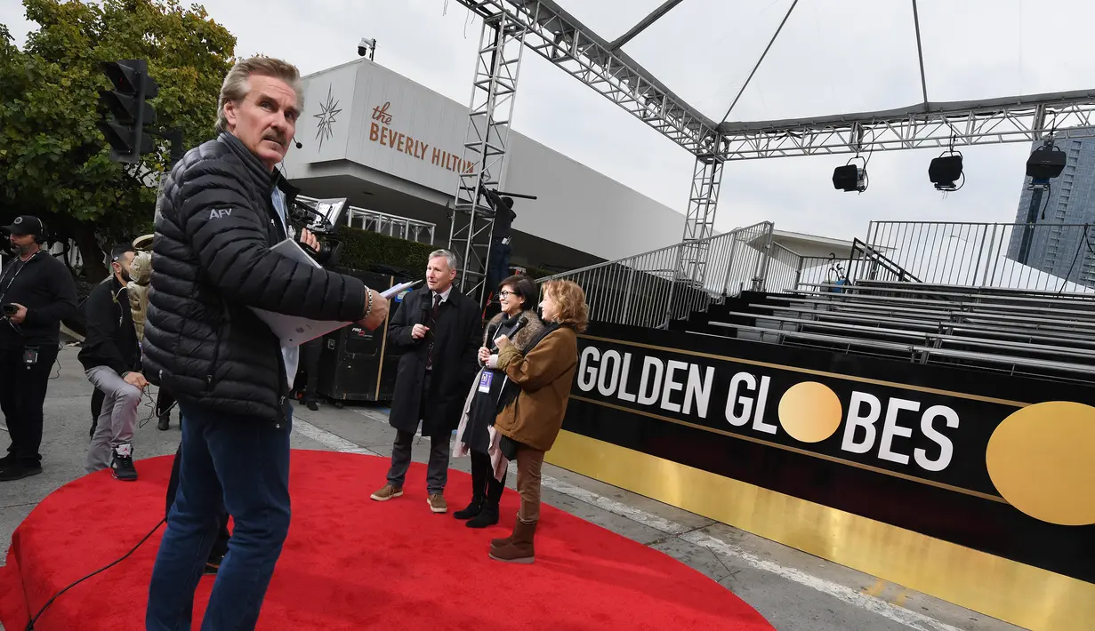 Pekerja menyiapkan area karpet merah Golden Globe Awards 2019 di The Beverly Hilton, Beverly Hills, California, Sabtu (5/1). Sejumlah bintang Hollywood akan menghadiri penghargaan tahunan paling bergengsi bagi industri perfilman ini. (Mark RALSTON/AFP)