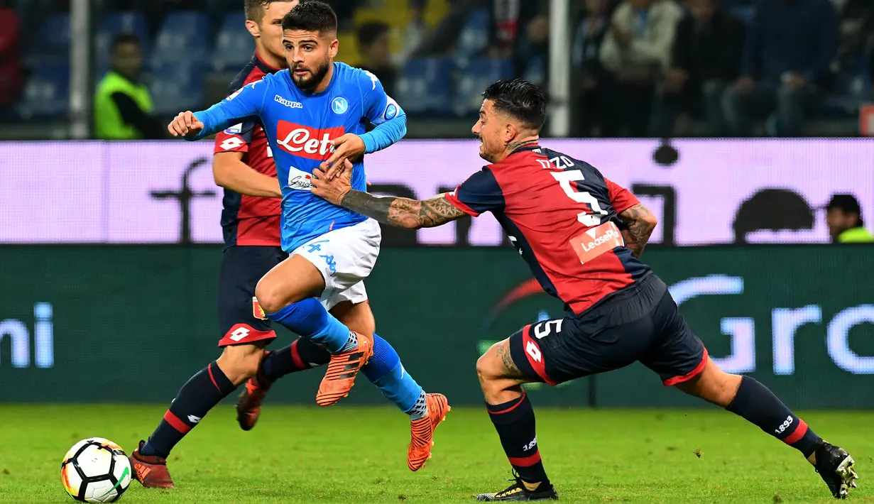 Pemain Napoli, Lorenzo Insigne (tengah) berusaha melewati adangan para pemain Genoa pada lanjutan Serie A di Luigi Ferraris stadium, Genoa, (25/10/2017). Napoli menang 3–2. (AFP/Vincenzo Pinto)