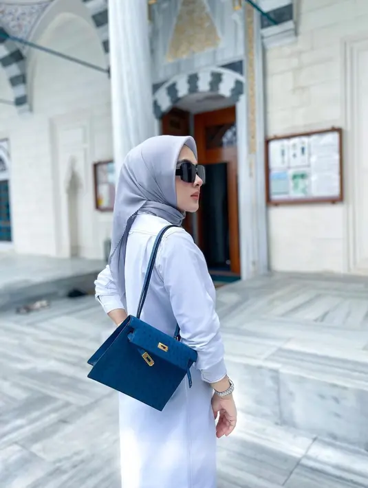 <p>Syahrini memperlihatkan side profil kanannya. (Foto: Instagram/ princessyahrini)</p>