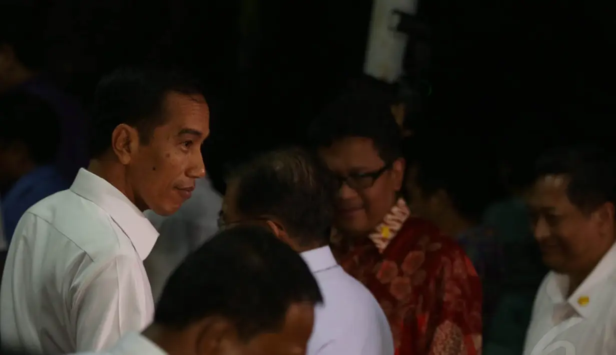 Presiden Jokowi menggelar konferensi pers soal kabinet di Istana Merdeka, Jakarta, Kamis (23/10/2014). (Liputan6.com/Herman Zakharia)