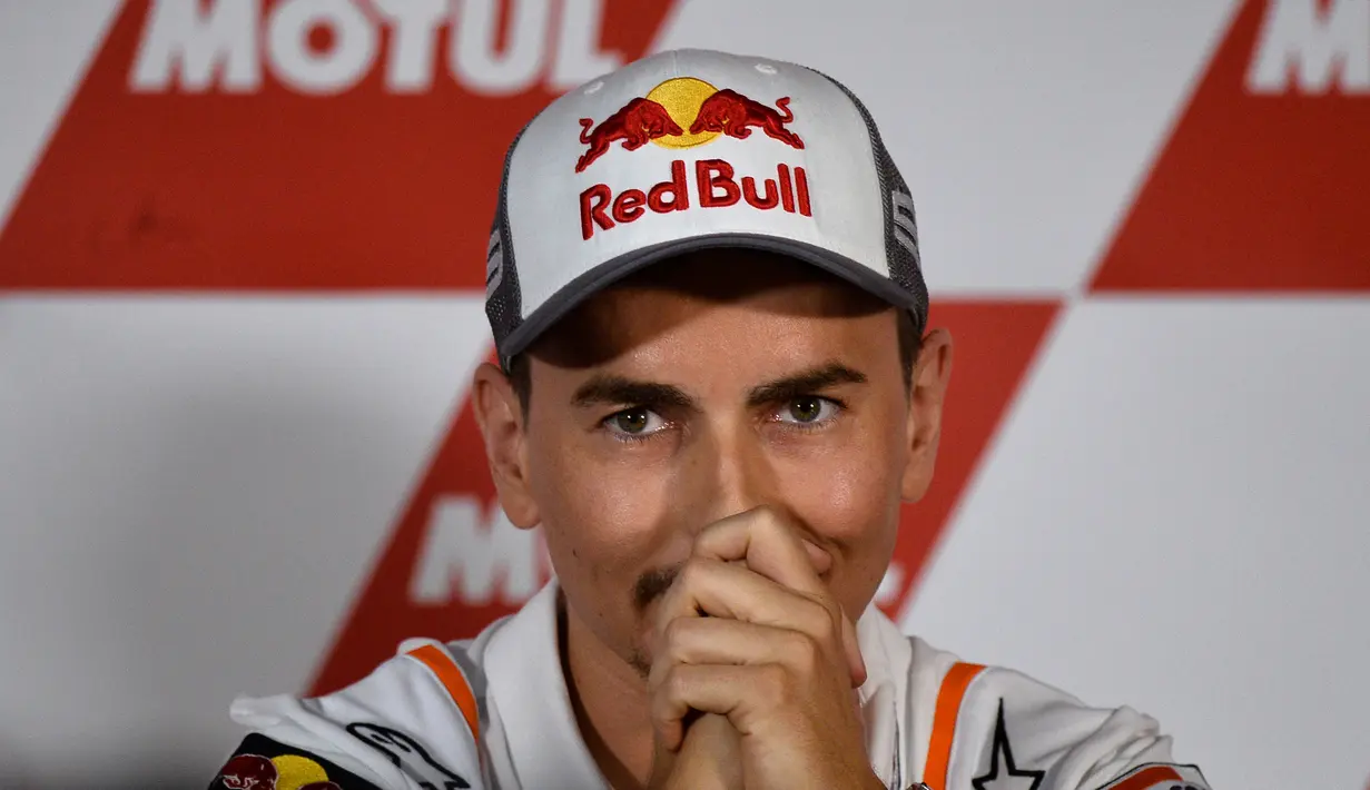 Pembalap MotoGP asal Spanyol Jorge Lorenzo saat konferensi pers pengunduran dirinya di Grand Prix Valencia, di arena pacuan kuda Ricardo Tormo, di Cheste Valencia (14/11/2019). Selama mengikuti MotoGP, Lorenzo sudah balapan sebanyak 202 kali. (AFP/Jose Jordan)