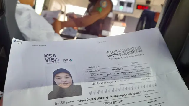 Pemeriksaan visa haji atau nusuk oleh kepolisian Arab Saudi. (dok. Dinny Mutiah/MCH 2025)
