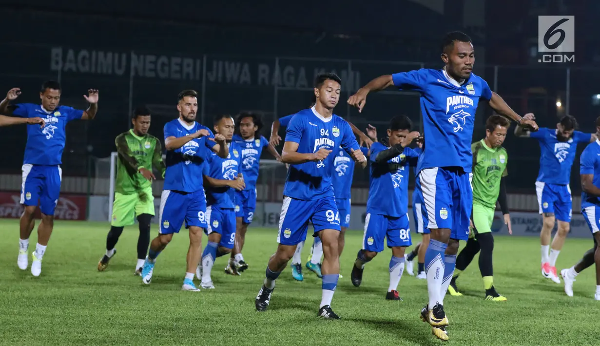 Pemain Persib melakukan pemanasan saat latihan resmi lanjutan Go-Jek Liga 1 Indonesia 2018 bersama Bukalapak di Stadion PTIK, Jakarta, Jumat (29/6). Persib akan melakoni laga tandang tunda melawan Persija, Sabtu (30/6). (Liputan6.com/Helmi Fithriansyah)