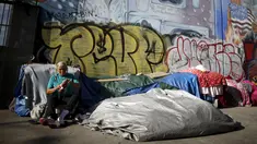 Orang tidur di tenda-tenda di Skid Row, pusat kota Los Angeles, California, AS, Kamis (1/10/2015). Kota Los Angeles menetapkan status darurat terkait makin rumitnya persoalan kaum tunawisma di sana. (REUTERS/Lucy Nicholson)