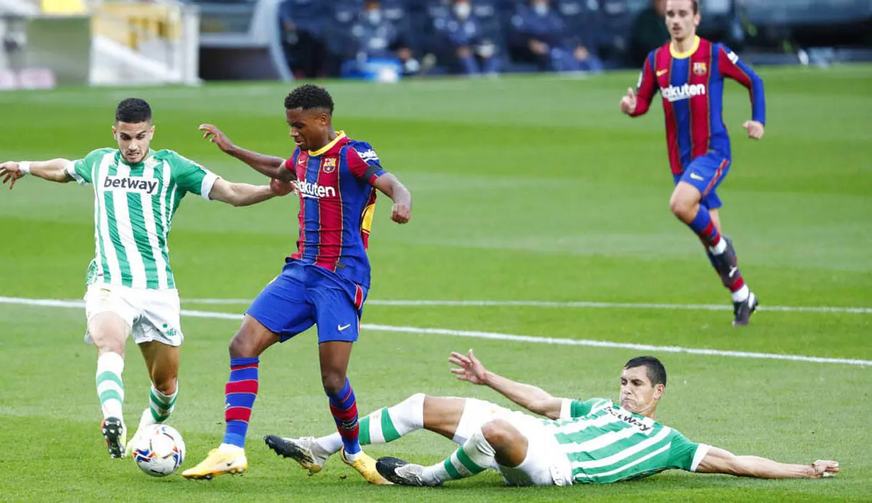 Bintang muda Barcelona itu mendapat tekel keras dari Aissa Mandi di menit ke-31. (AP Photo/Joan Monfort)