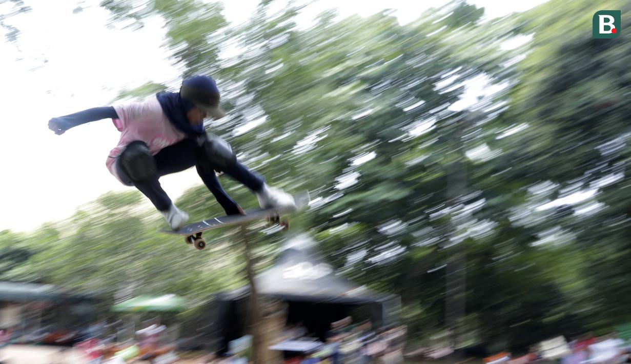Atlet skateboard Indonesia, Bunga Nyimas Cinta, saat latihan di Skateboard Park, TMII, Jakarta, Sabtu (8/9/2018). Berhasil meraih perunggu, Bunga Nyimas menjadi atlet termuda peraih medali di Asian Games 2018. (Bola.com/M Iqbal Ichsan)