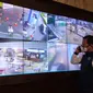 Wali Kota Bogor Bima Arya memantau operasional mal yang telah beroperasi melalui CCTV. (Liputan6.com/Achmad Sudarno)
