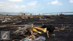 Tumpukan sampah plastik dan sisa tanaman terlihat di pinggir Pantai Depok, Bantul, Yogyakarta, Minggu (27/3/2016). Pantai Depok menjadi lokasi wisata alternatif di Daerah Istimewa Yogyakarta yang ramai dikunjungi. (Liputan6.com/Helmi Fithriansyah)