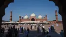 Umat Islam Pakistan setelah selesai melaksanakan salat  Idul Fitri di Masjid Badshahi di Lahore pada 24 Mei 2020. Umat Muslim di seluruh dunia mulai menandai Idul Fitri yang suram di tengah pembatasan akibat corona Covid-19 . (Photo by Arif ALI / AFP)