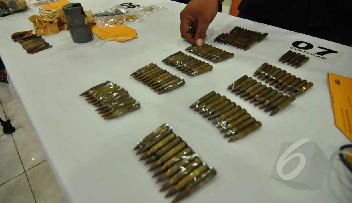 Barang bukti sejumlah peluru diperlihatkan di Polda Sulteng, Palu, Selasa (26/5/2015). Dua orang dari kelompok sipil bersenjata tewas, sementara dua anggota Polisi terluka. (Liputan6.com/Dio Pratama)
